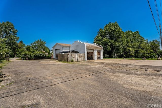 4015 Mapleton Road, Wheatfield, NY 14120