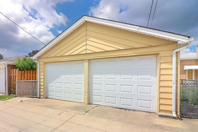 5549 S Meade Avenue, Chicago, IL 60638