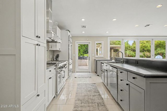 5402 E LAUREL Lane, Scottsdale, AZ 85254