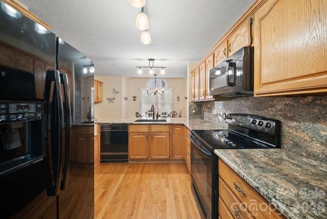 5 Governors Drive, Hendersonville, NC 28791