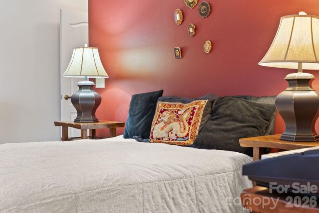 5 Governors Drive, Hendersonville, NC 28791