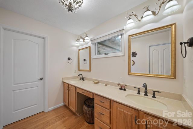 5 Governors Drive, Hendersonville, NC 28791