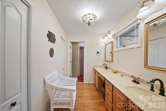 5 Governors Drive, Hendersonville, NC 28791