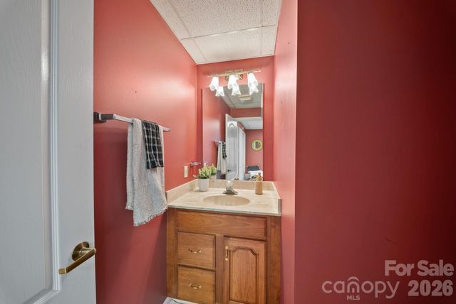 5 Governors Drive, Hendersonville, NC 28791