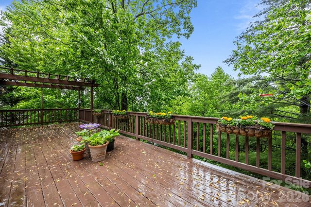 5 Governors Drive, Hendersonville, NC 28791