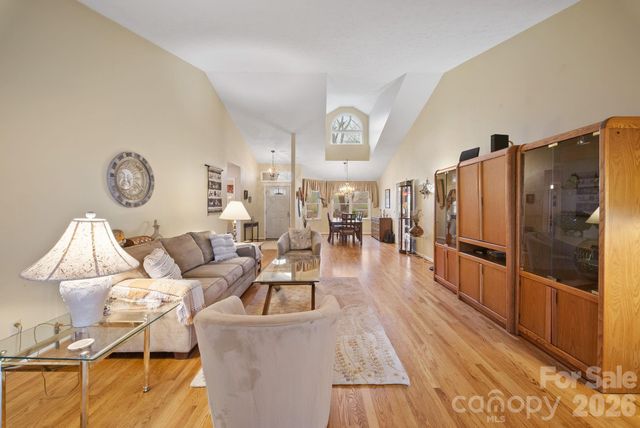 5 Governors Drive, Hendersonville, NC 28791