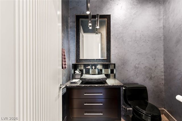 2 Castle Oaks Court, Las Vegas, NV 89141