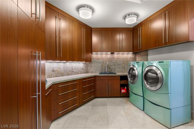 2 Castle Oaks Court, Las Vegas, NV 89141