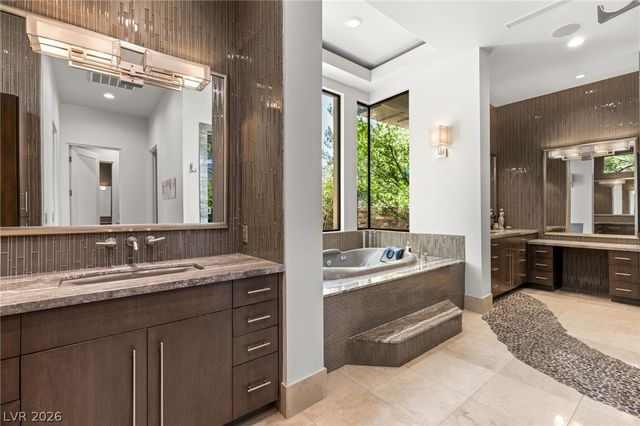 2 Castle Oaks Court, Las Vegas, NV 89141