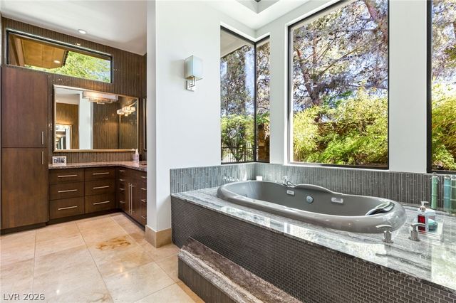 2 Castle Oaks Court, Las Vegas, NV 89141