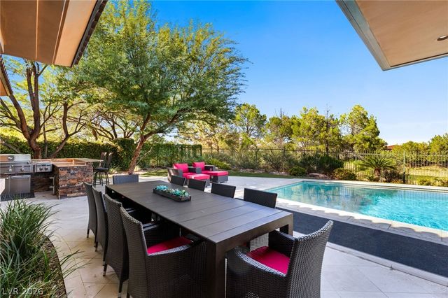 2 Castle Oaks Court, Las Vegas, NV 89141