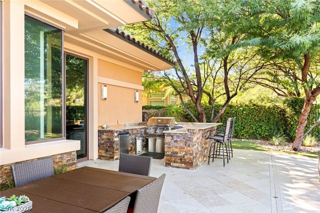 2 Castle Oaks Court, Las Vegas, NV 89141