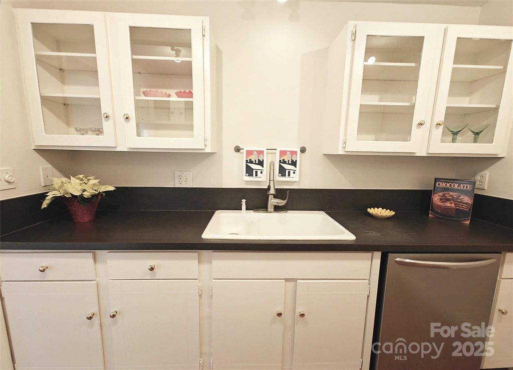 1323 Queens Road 321, Charlotte, NC 28207