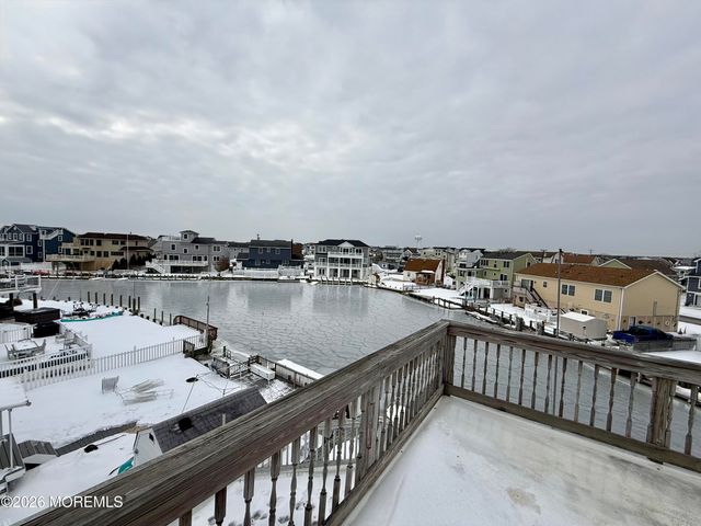 27 Robert Drive, Manahawkin, NJ 08050
