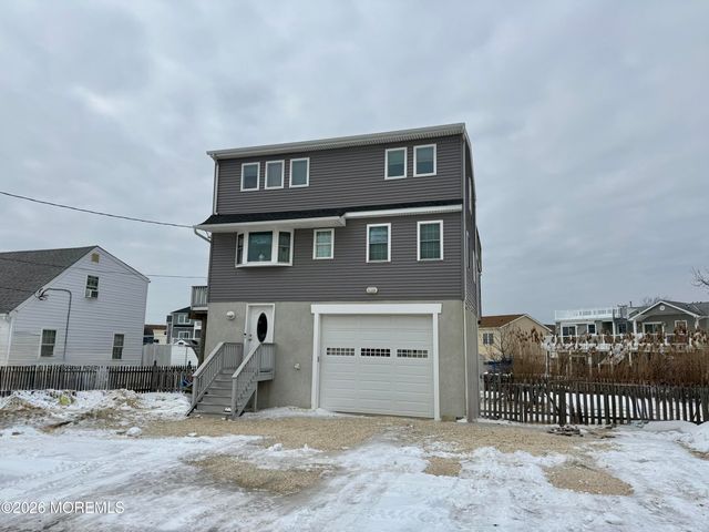 27 Robert Drive, Manahawkin, NJ 08050