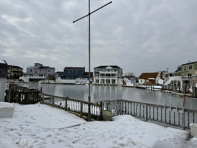 27 Robert Drive, Manahawkin, NJ 08050