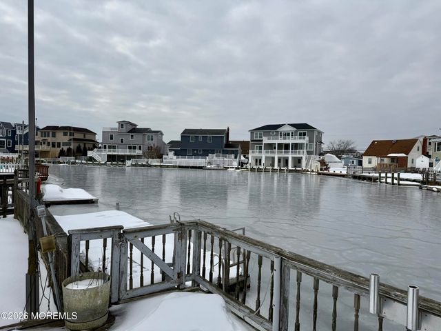 27 Robert Drive, Manahawkin, NJ 08050