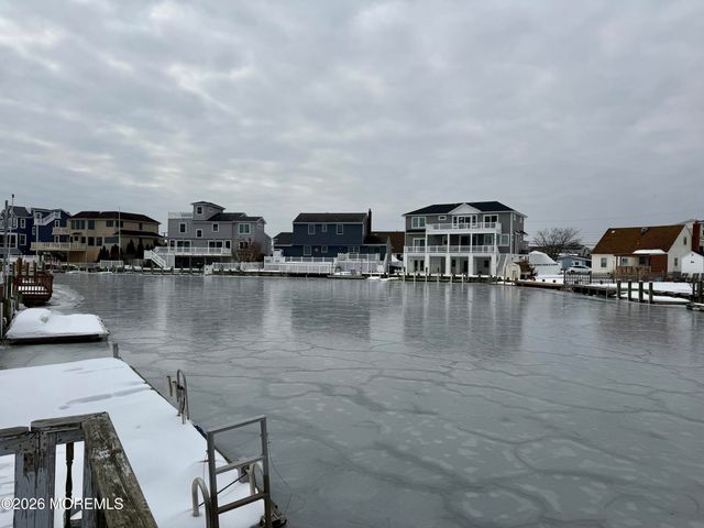 27 Robert Drive, Manahawkin, NJ 08050