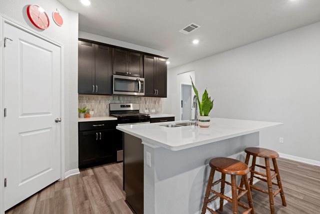 107 Magnolia Ranch LN, Hutto, TX 78634