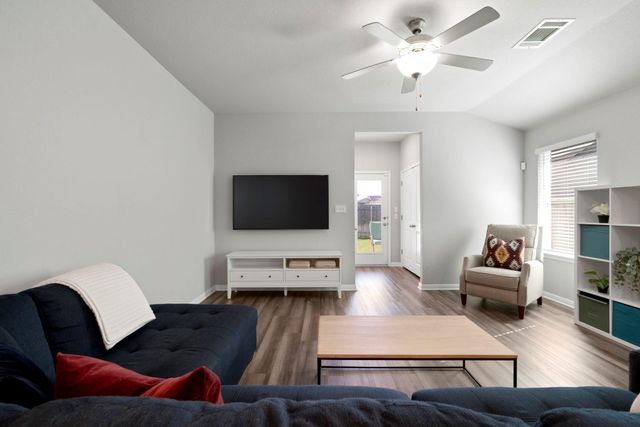 107 Magnolia Ranch LN, Hutto, TX 78634