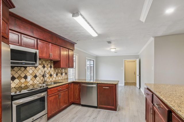 2105 21st Avenue N, Texas City, TX 77590