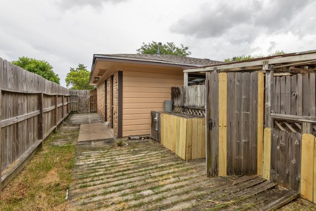 2105 21st Avenue N, Texas City, TX 77590