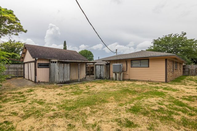 2105 21st Avenue N, Texas City, TX 77590