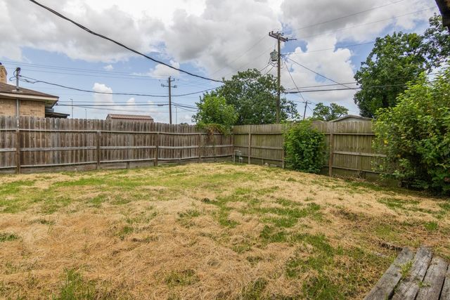 2105 21st Avenue N, Texas City, TX 77590