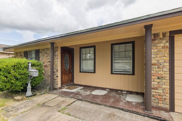 2105 21st Avenue N, Texas City, TX 77590