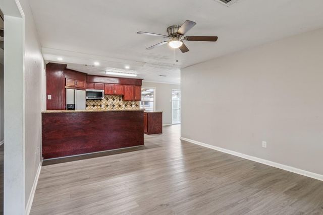 2105 21st Avenue N, Texas City, TX 77590