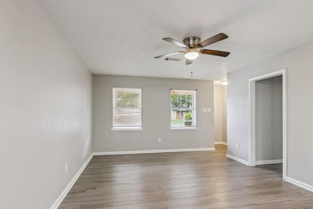 2105 21st Avenue N, Texas City, TX 77590