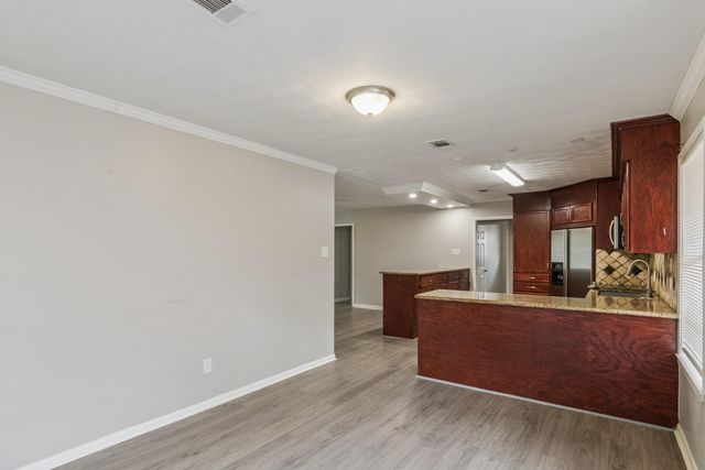 2105 21st Avenue N, Texas City, TX 77590