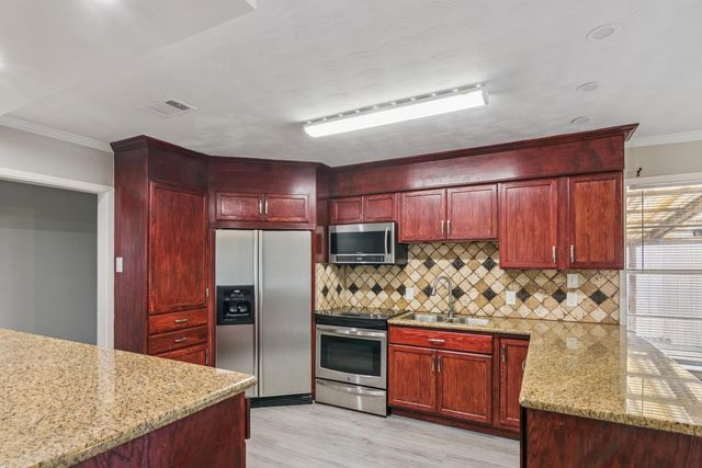 2105 21st Avenue N, Texas City, TX 77590
