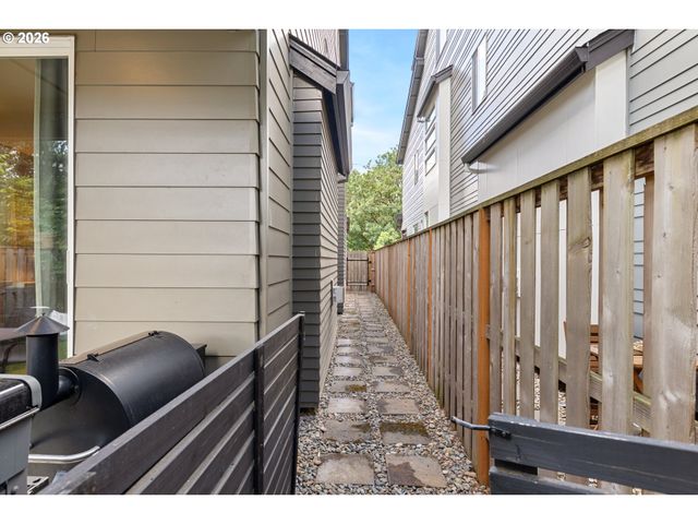 3732 Se LAMBERT St, Portland, OR 97202
