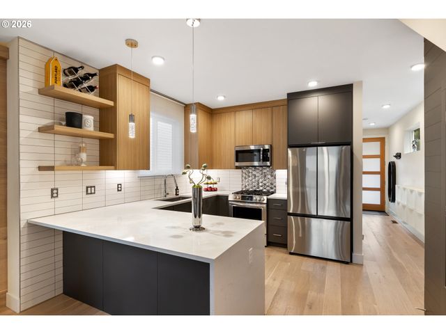 3732 Se LAMBERT St, Portland, OR 97202