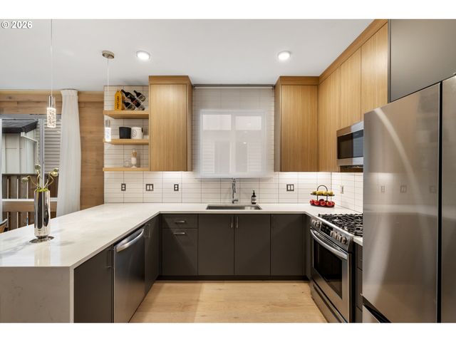 3732 Se LAMBERT St, Portland, OR 97202