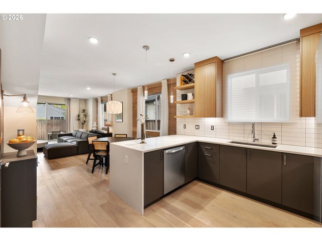 3732 Se LAMBERT St, Portland, OR 97202