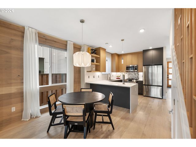 3732 Se LAMBERT St, Portland, OR 97202