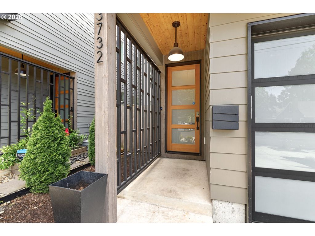 3732 Se LAMBERT St, Portland, OR 97202