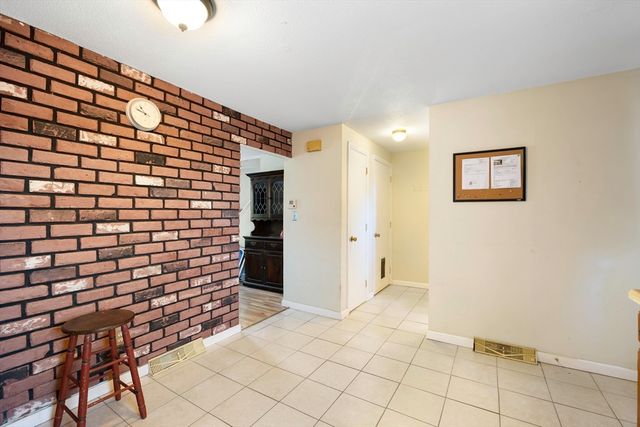 32 Yorktown Ct 32, Chicopee, MA 01020