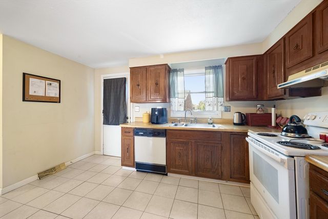 32 Yorktown Ct 32, Chicopee, MA 01020