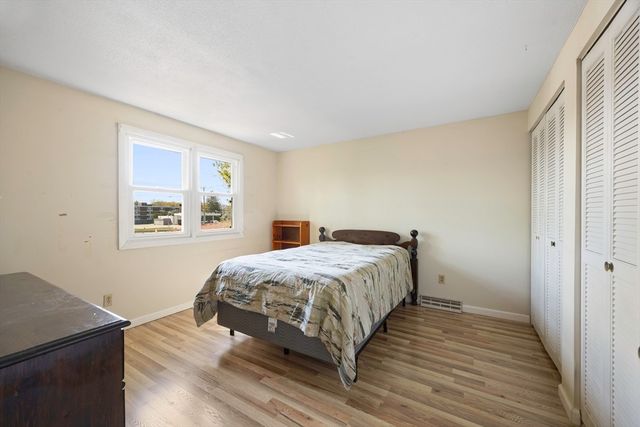 32 Yorktown Ct 32, Chicopee, MA 01020
