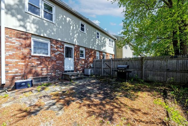 32 Yorktown Ct 32, Chicopee, MA 01020