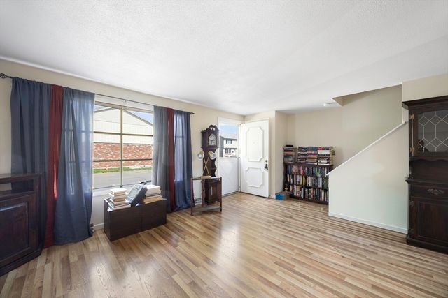 32 Yorktown Ct 32, Chicopee, MA 01020