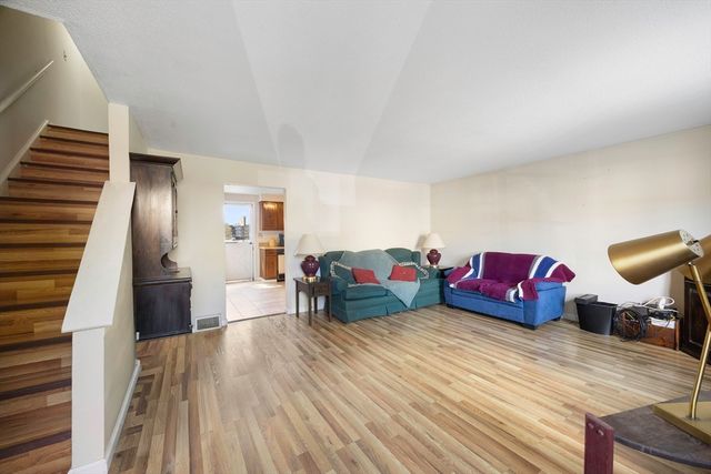 32 Yorktown Ct 32, Chicopee, MA 01020