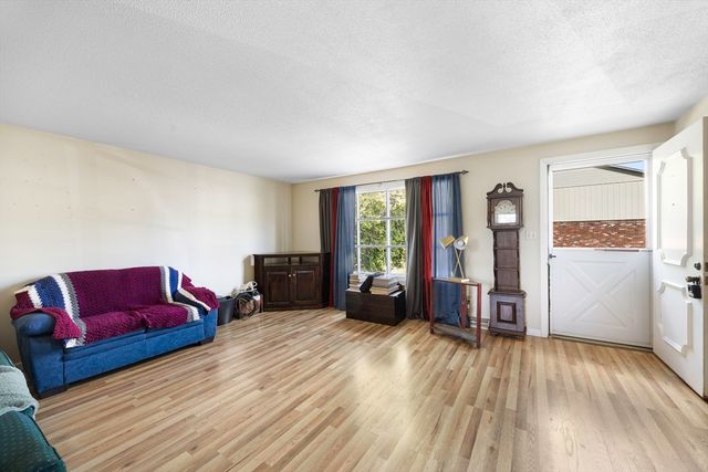 32 Yorktown Ct 32, Chicopee, MA 01020
