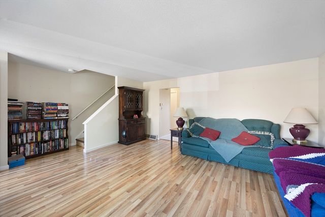 32 Yorktown Ct 32, Chicopee, MA 01020