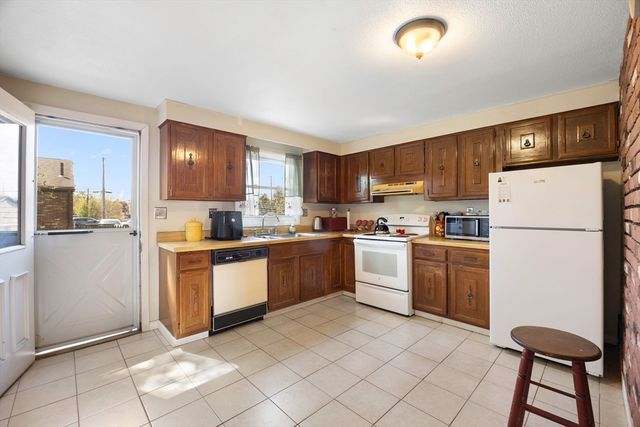 32 Yorktown Ct 32, Chicopee, MA 01020
