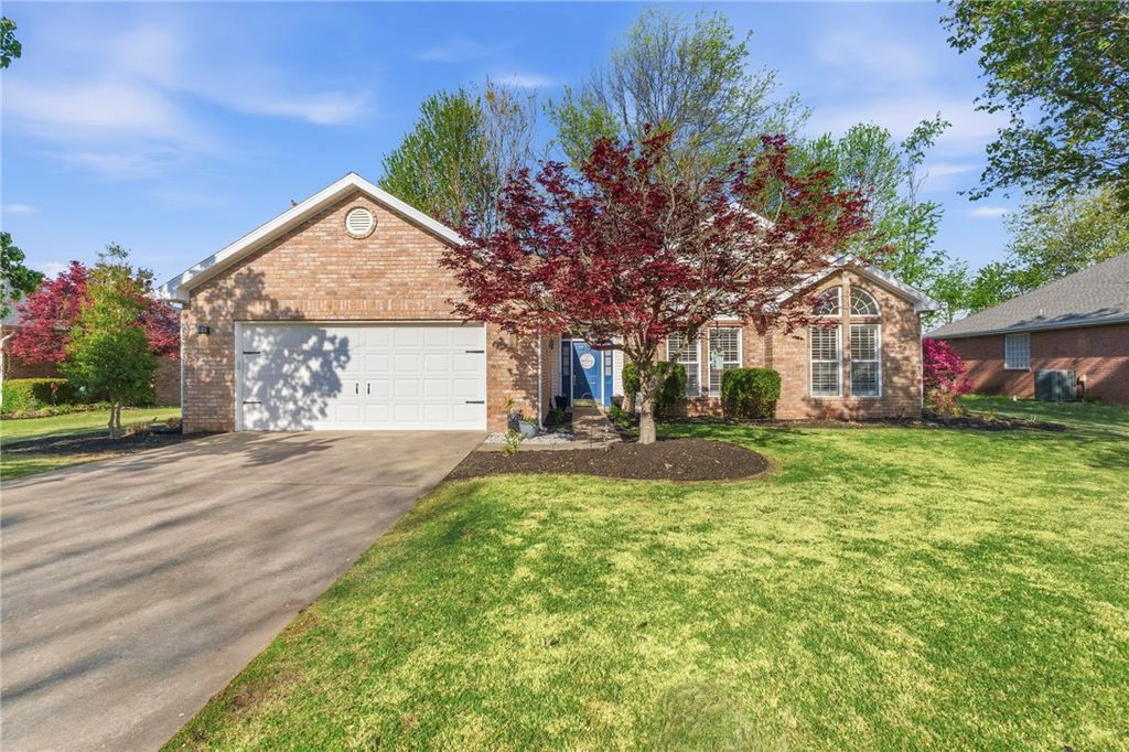316 Center Drive, Lowell, AR 72745