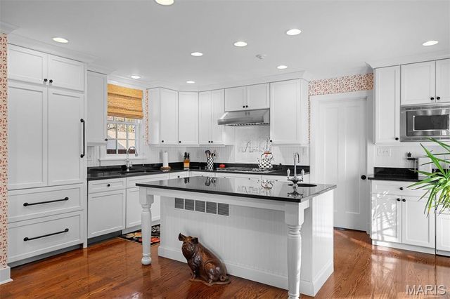 9928 Litzsinger Road, Ladue, MO 63124